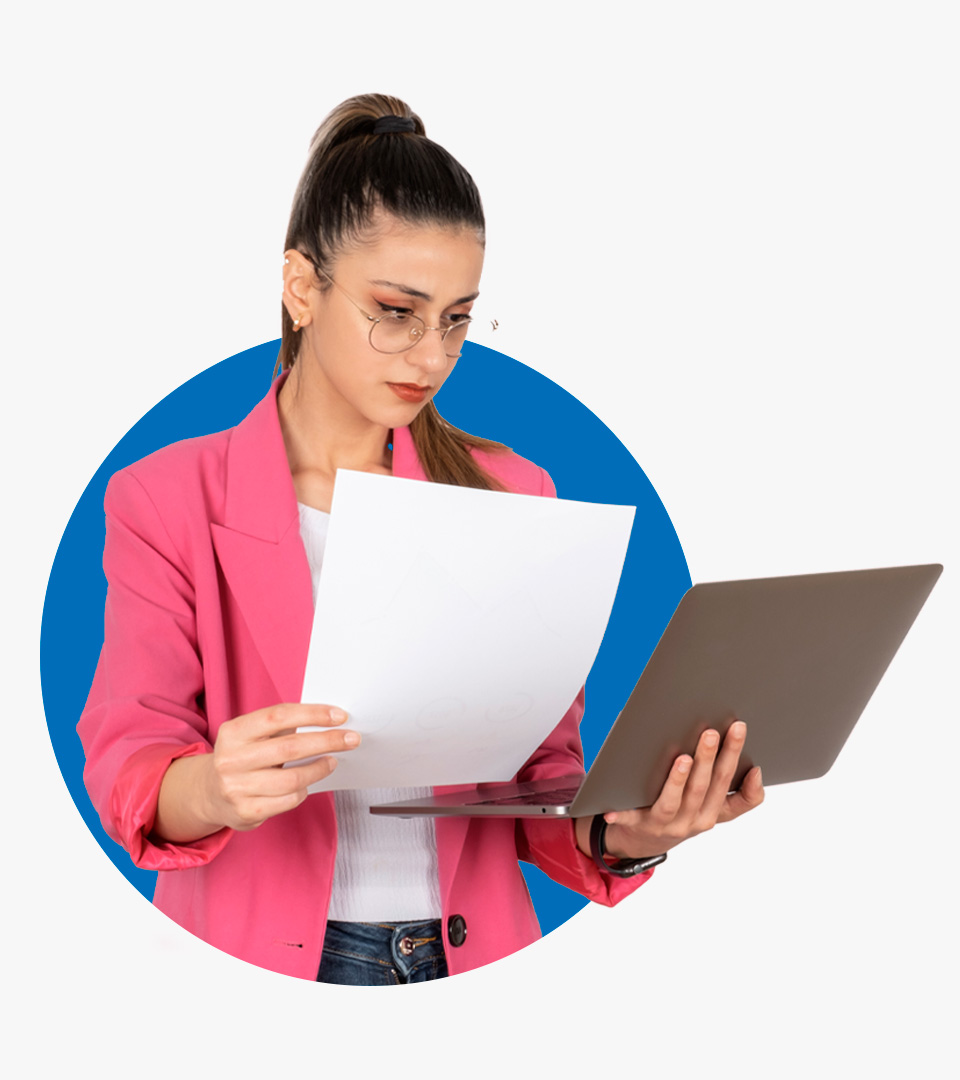 Persona revisando documentos