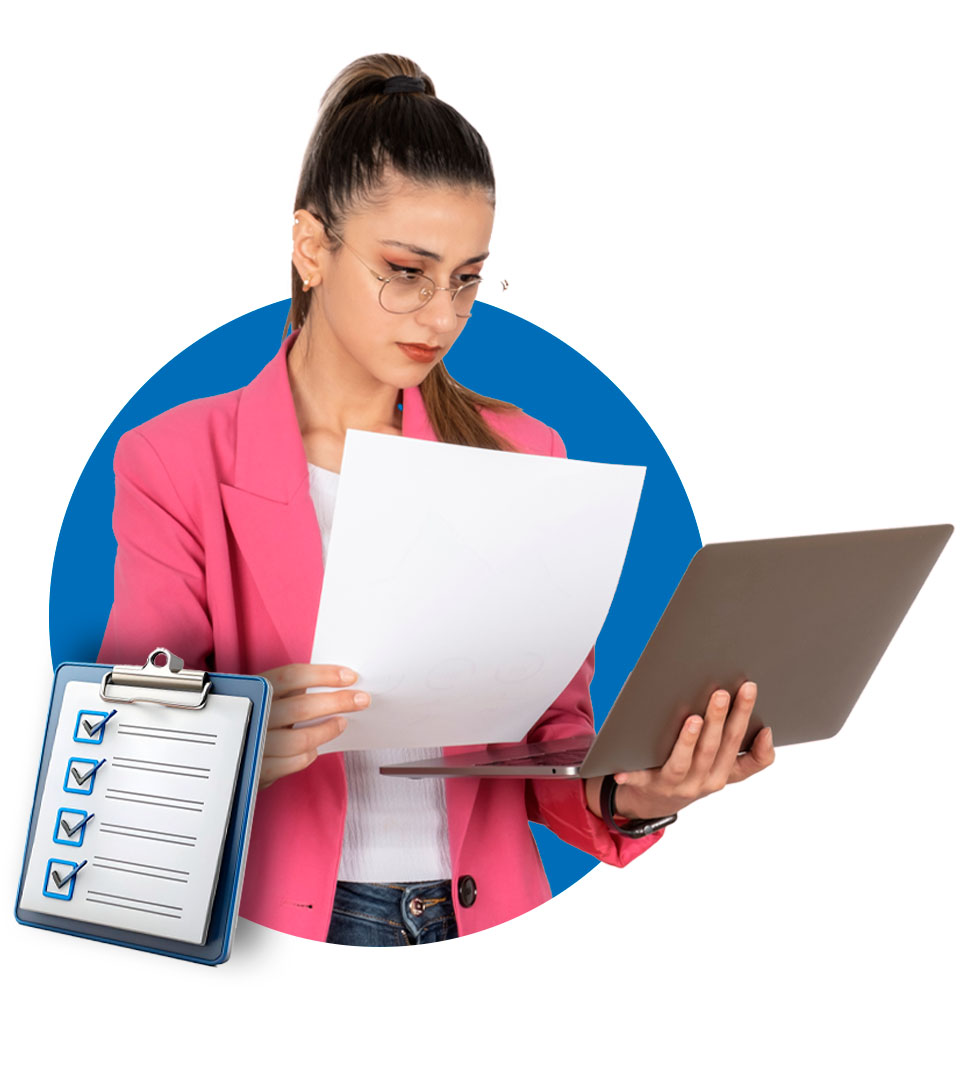 Persona revisando documentos